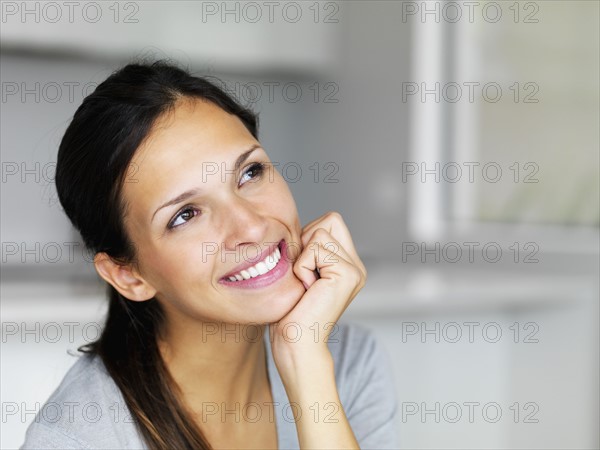 Woman daydreaming. Photographe : momentimages