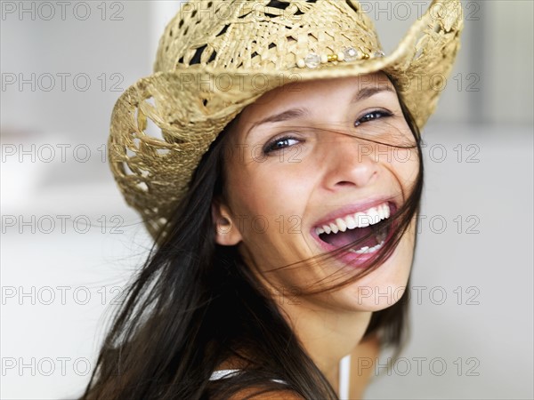 Woman wearing straw hat. Photographe : momentimages