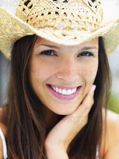 Woman wearing straw hat. Photographe : momentimages