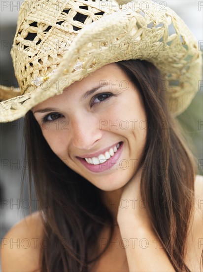 Woman wearing straw hat. Photographe : momentimages