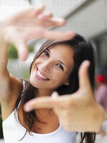 Woman making finger frame. Photographe : momentimages