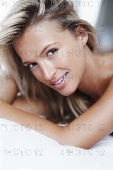 Beautiful blonde woman. Photographe : momentimages