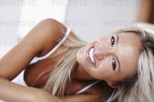 Beautiful blonde woman. Photographe : momentimages