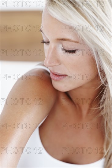 Beautiful blonde woman. Photographe : momentimages