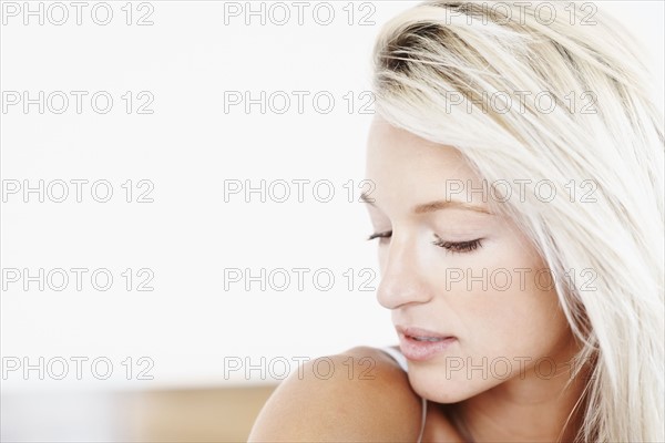 Beautiful blonde woman. Photographe : momentimages