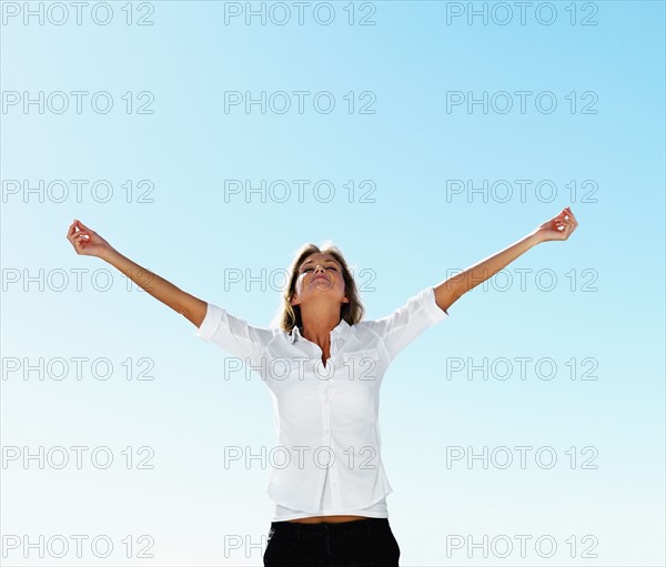 Woman stretching. Photographe : momentimages