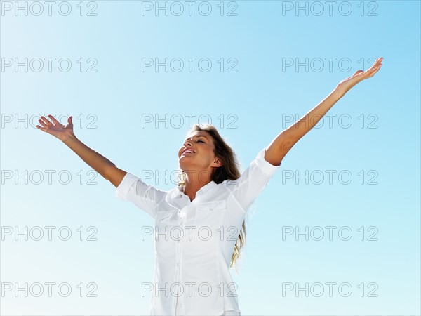 Woman stretching. Photographe : momentimages