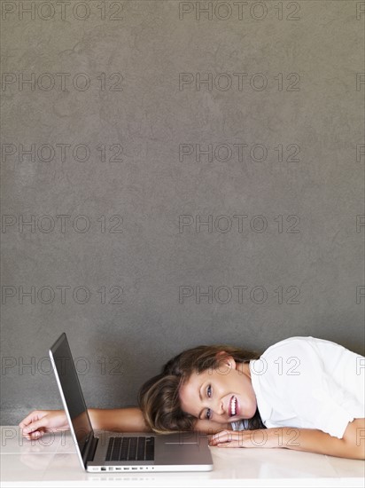 Tired woman in front of laptop. Photographe : momentimages