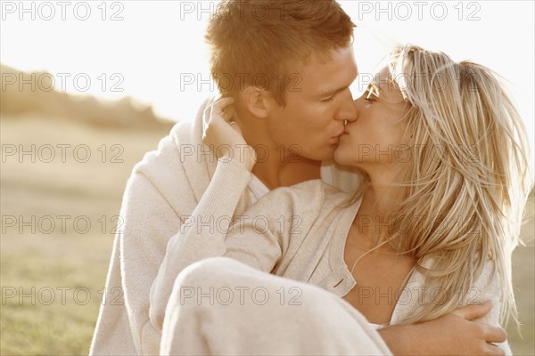 Couple kissing. Photographe : momentimages