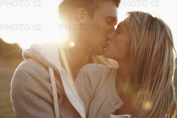 Couple kissing. Photographe : momentimages