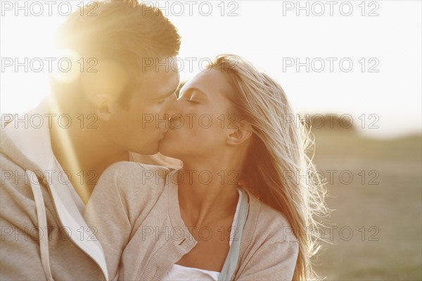 Couple kissing. Photographe : momentimages