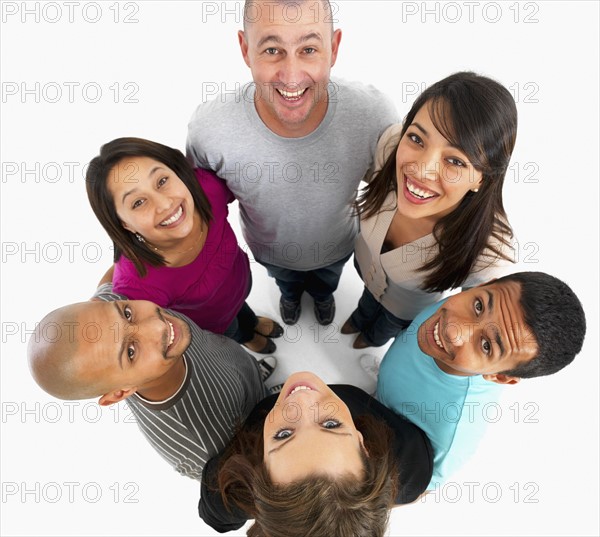 Friends standing in a circle. Photographe : momentimages