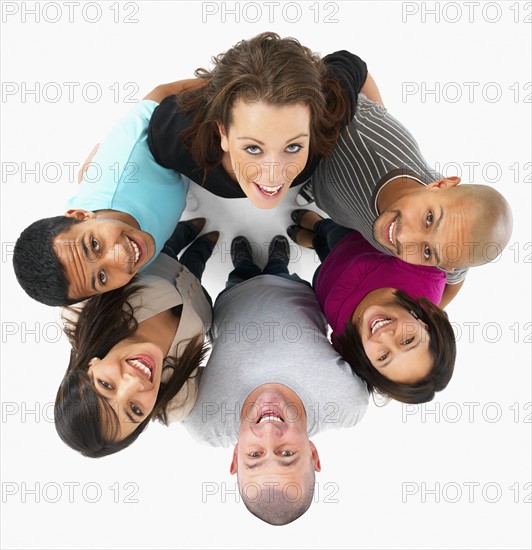 Friends standing in a circle. Photographe : momentimages