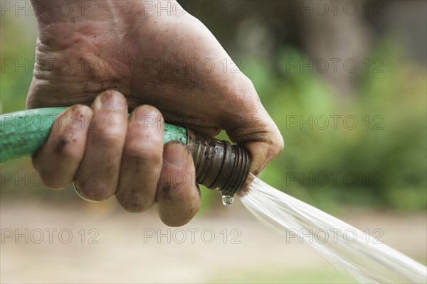 Hand holding hose. Photographe : Stewart Cohen