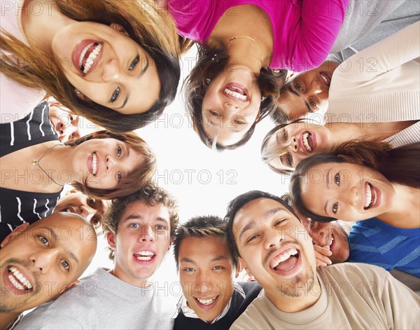 People standing in a circle. Photographe : momentimages