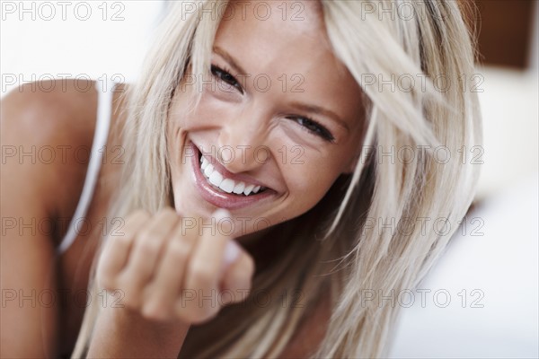 Beautiful blonde woman laughing. Photographe : momentimages