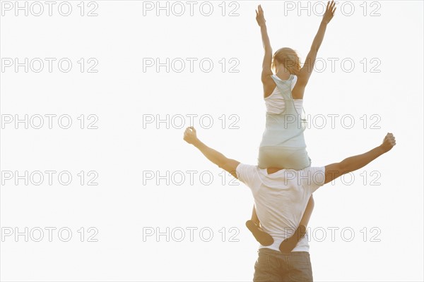 Man carrying woman on his shoulders. Photographe : momentimages