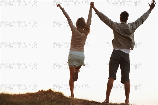 Couple holding hands. Photographe : momentimages