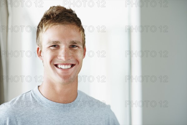 Smiling young man. Photographe : momentimages