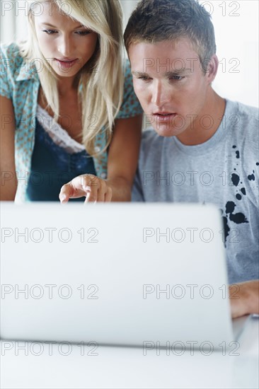 Students working on laptop. Photographe : momentimages