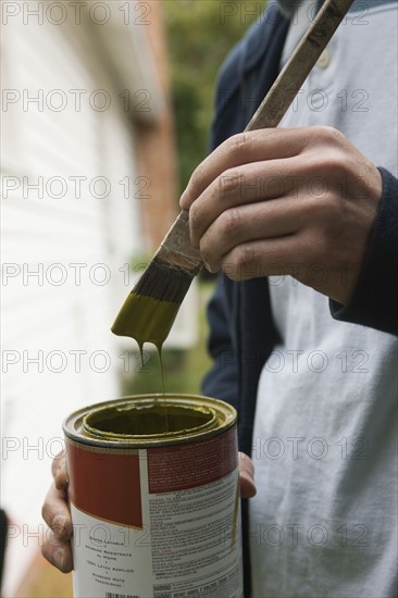 Repainting the house. Photographe : Stewart Cohen
