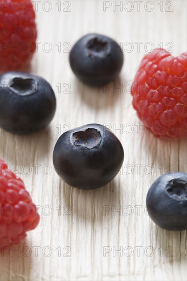 Blueberries and raspberries. Photographe : Kristin Lee