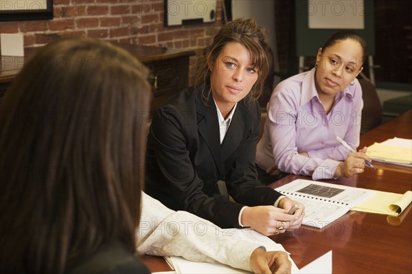 Colleagues in conference room. Photographe : Stewart Cohen