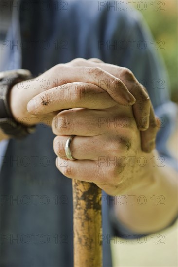 Hands holding shovel. Photographe : Stewart Cohen