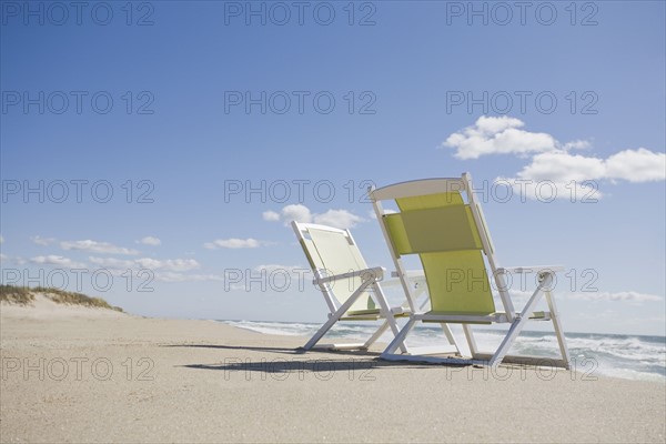 Beach chairs by the ocean. Photographe : Chris Hackett