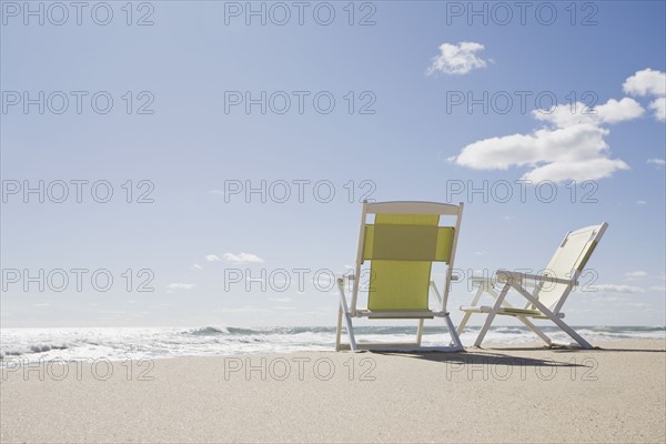 Beach chairs by the ocean. Photographe : Chris Hackett