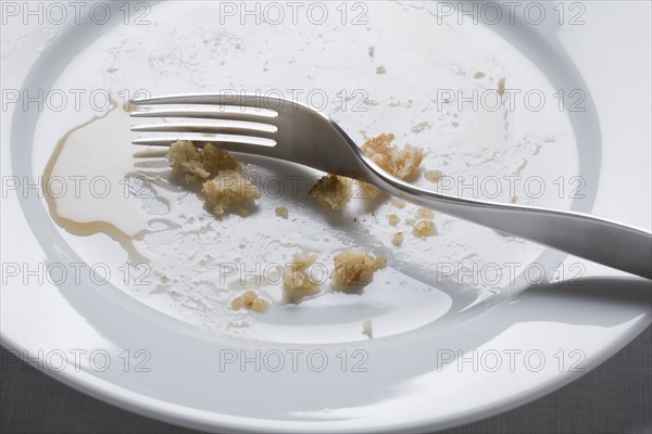 Fork on dirty plate. Photographe : Kristin Lee