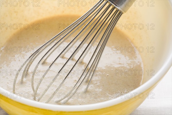 Pancake batter and whisk in mixing bowl. Photographe : Kristin Lee