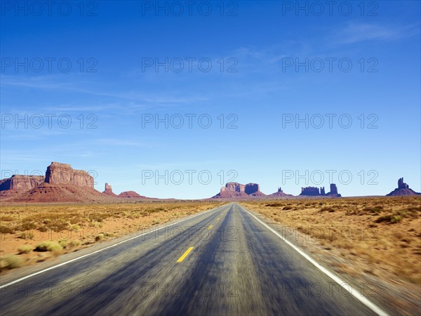 Desolate road through the desert. Photographe : John Kelly