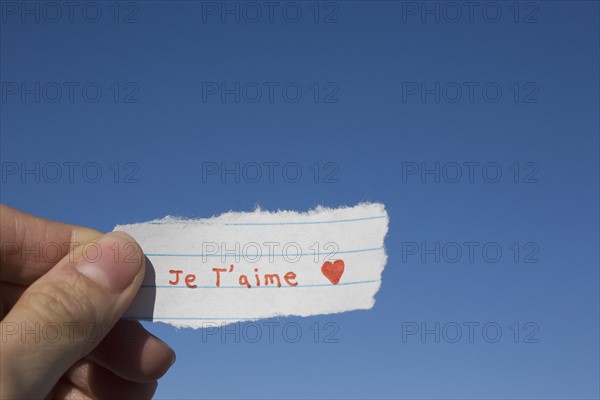 Hand holding French I love you note. Photographe : David Engelhardt