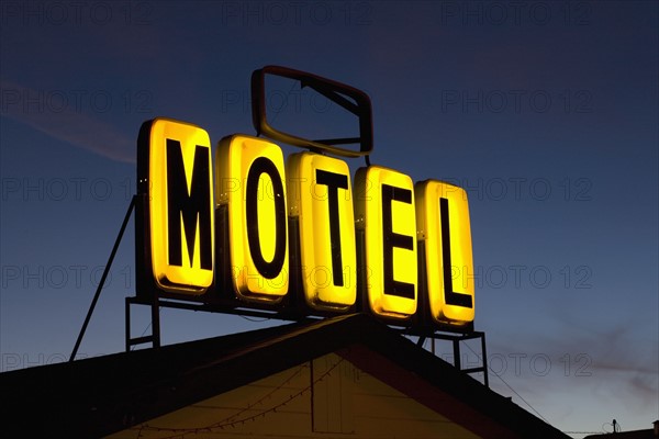 Illuminated motel sign. Photographe : David Engelhardt