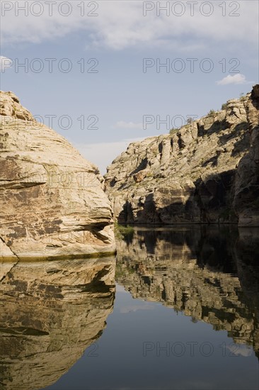 Lake and geologic formation. Photographe : David Engelhardt