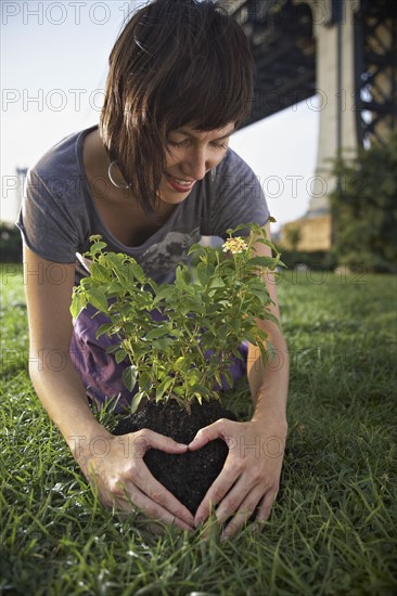 Woman planting aspen sapling. Photographe : Shawn O'Connor