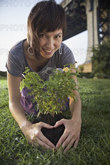 Woman planting aspen sapling. Photographe : Shawn O'Connor