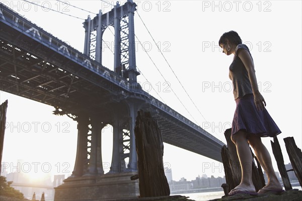 Woman standing near bridge. Photographe : Shawn O'Connor