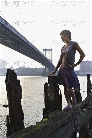 Woman standing beside water. Photographe : Shawn O'Connor