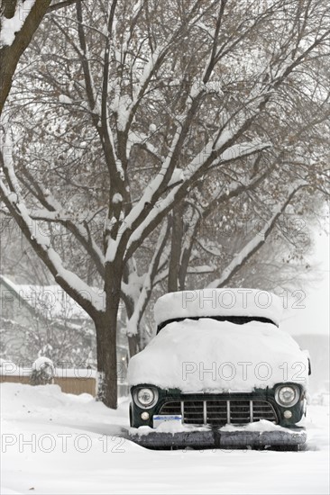 Snow covered car. Photographe : Shawn O'Connor