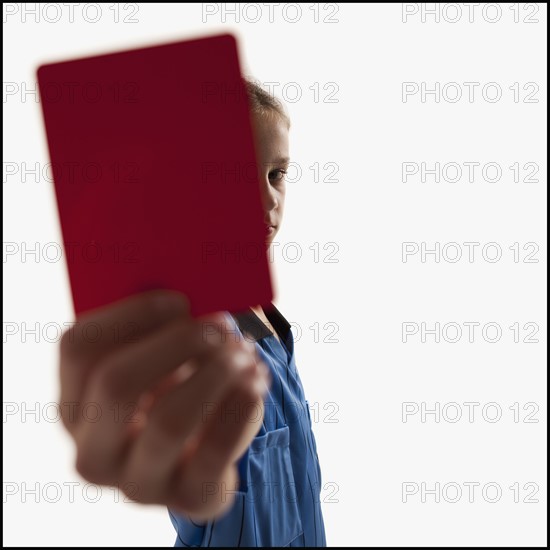 Young girl holding red card. Photographe : Mike Kemp