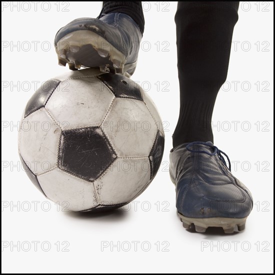 Soccer player and ball. Photographe : Mike Kemp