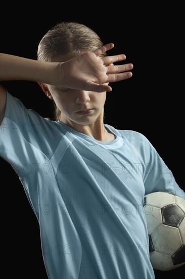 Soccer player and ball. Photographe : Mike Kemp