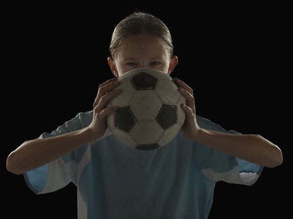 Soccer player and ball. Photographe : Mike Kemp