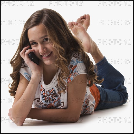 Young girl talking on cell phone. Photographe : Mike Kemp