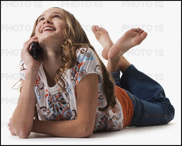 Young girl talking on cell phone. Photographe : Mike Kemp