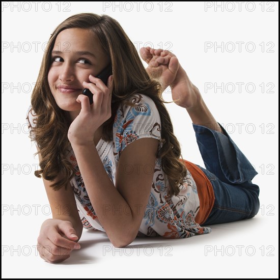 Young girl talking on cell phone. Photographe : Mike Kemp