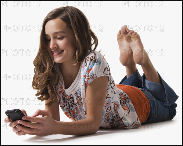 Young girl texting. Photographe : Mike Kemp