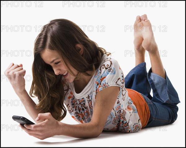 Young girl texting. Photographe : Mike Kemp